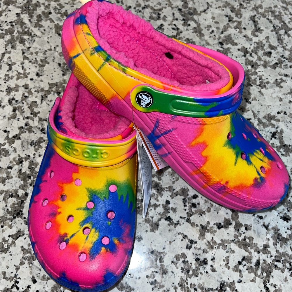 Women’s or Unisex Lined Crocs. 🐊